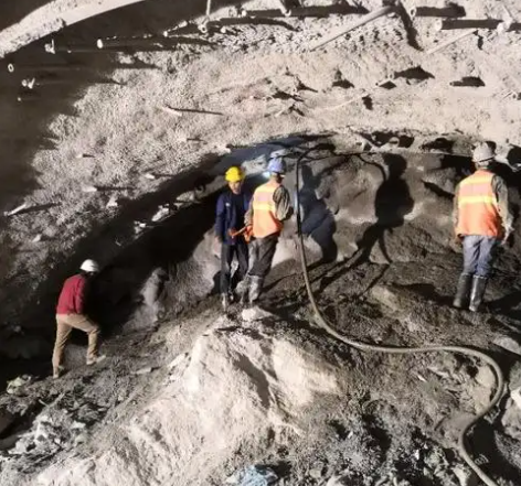 义安隧道拱顶带模注浆料，微膨胀注浆料的特点及施工工艺